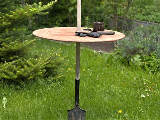 Vyrobte si originální stolek na zahradu z rýče (Zdroj: Prima DOMA MEDIA, s.r.o.)
