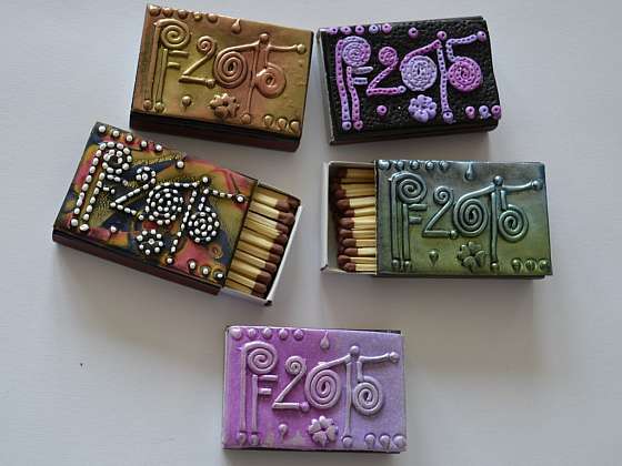 Vyrobte na nový rok místo PF přáníčka zdobenou krabičku na zápalky (Zdroj: Monika Brýdová)