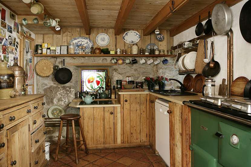 Chytré závěsné systémy dokáží v kuchyni zastat roli úložného prostoru.