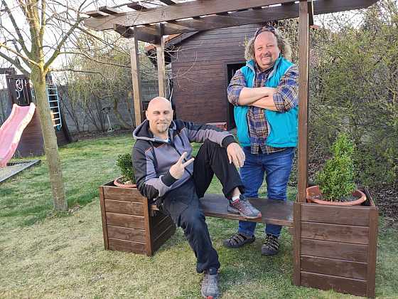 Zahradní loubí s lavičkou a truhlíky (Zdroj: PRIMA Doma Media)
