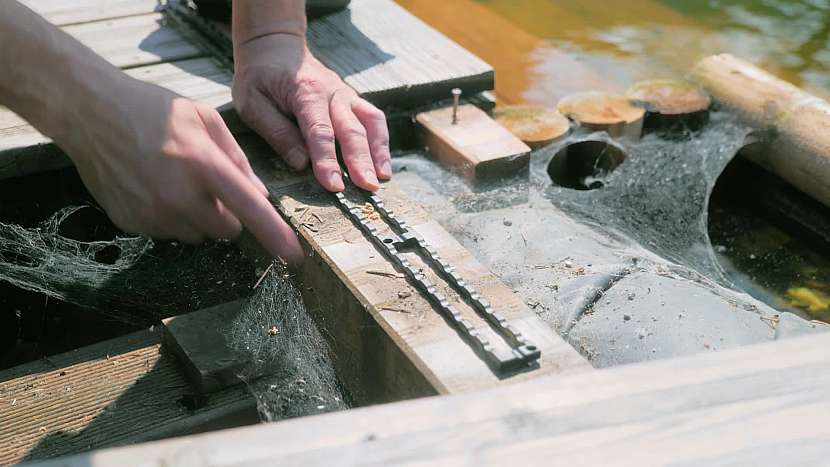 Na konstrukci terasy nebo mola upevněte distanční podložky