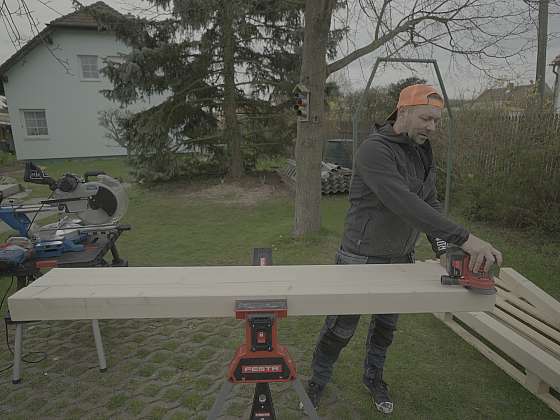 Venkovní designová lavička realizovaná svépomocí z toho, co zbylo po stavbě plotu