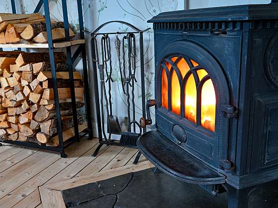 Palivové dřevo je oblíbeným topivem (Zdroj: Depositphotos (https://cz.depositphotos.com))