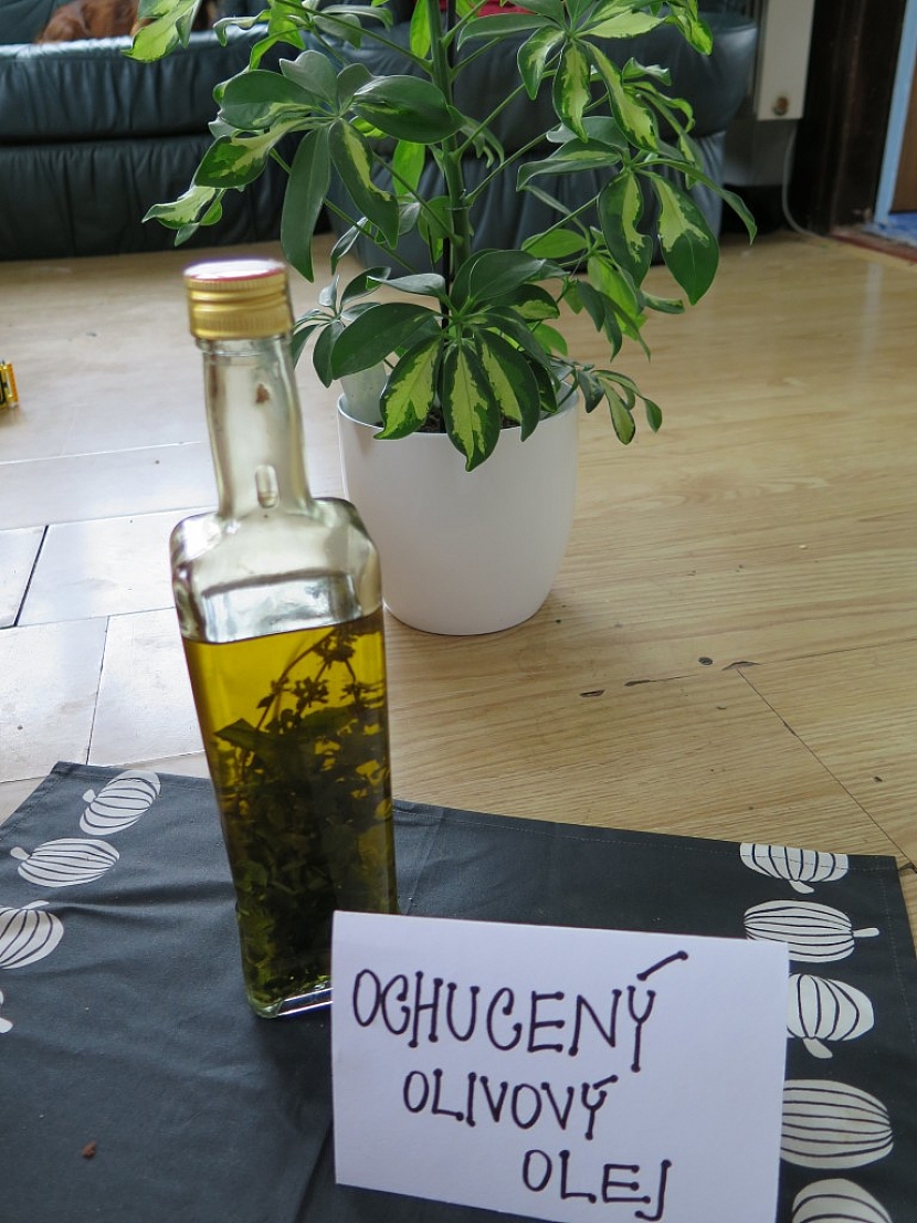 Olivový olej ochucený bylinkami