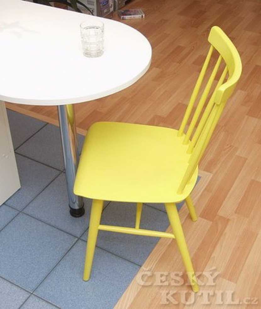 Kdo židli má, ten bydlí… a škrábe si podlahu! Podložky pod nábytek to vyřeší!