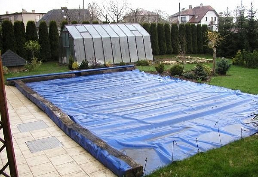 I když používáme podomácku vyrobené zakrytí bazénu, mělo by splňovat určité požadavky, především na bezpečnost