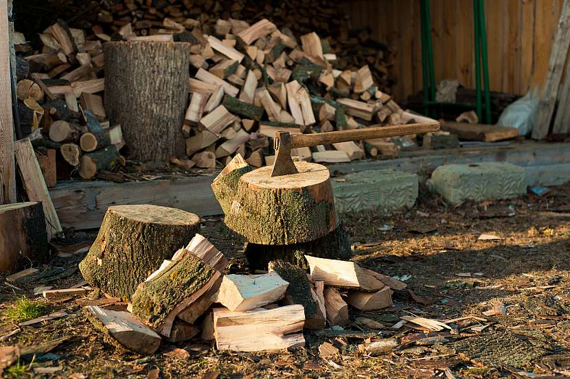 Neřežte dřevo, které by mohlo obsahovat hřebíky, šrouby, beton, kamení nebo jiné skryté předměty, jako jsou například použitá prkna a trámy ze stavby