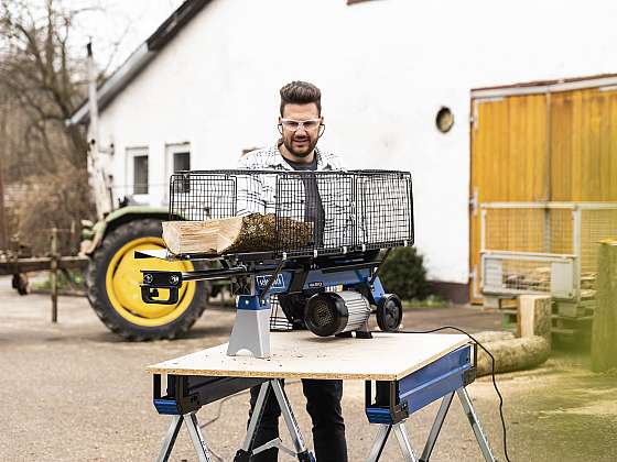 Štípač Scheppach HL 760 je vybaven odnímatelnou ochrannou klecí a prodlouženým pracovním stolem