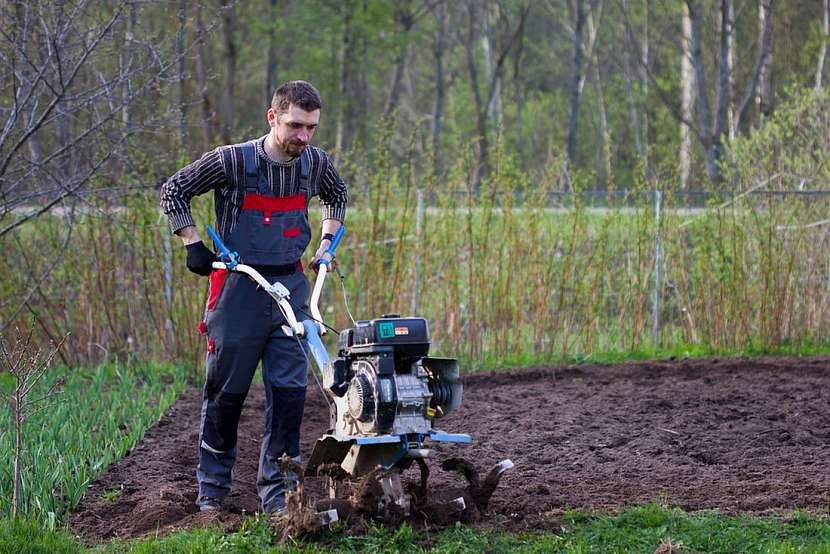 Zahradní stroje na velké pozemky