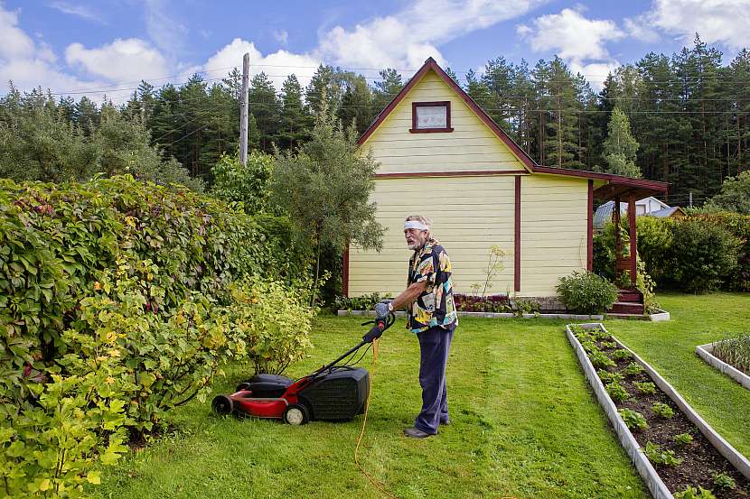 Na podzim trávník nestačí jen posekat, pěstěný zelený koberec vyžaduje více péče (Zdroj: Depositphotos (https://cz.depositphotos.com))