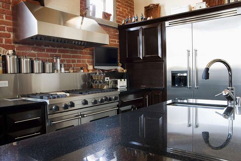 Kovový nábytek kuchyňské sestavy bude zajímavým způsobem kontrastovat např. s dřevěným jídelním stolem.