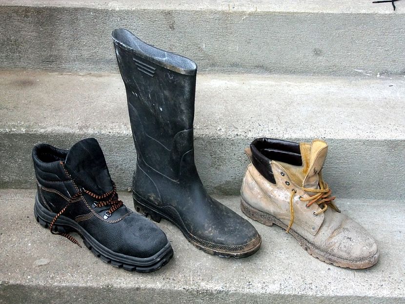 Neklouzavé pevné boty jsou pro bezpečnou přípravu dřeva nezbytné