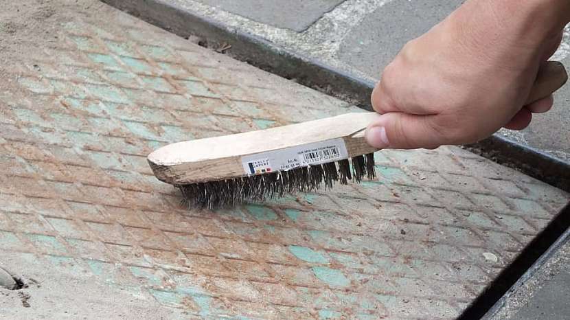 Povrch očistěte ocelovým kartáčem