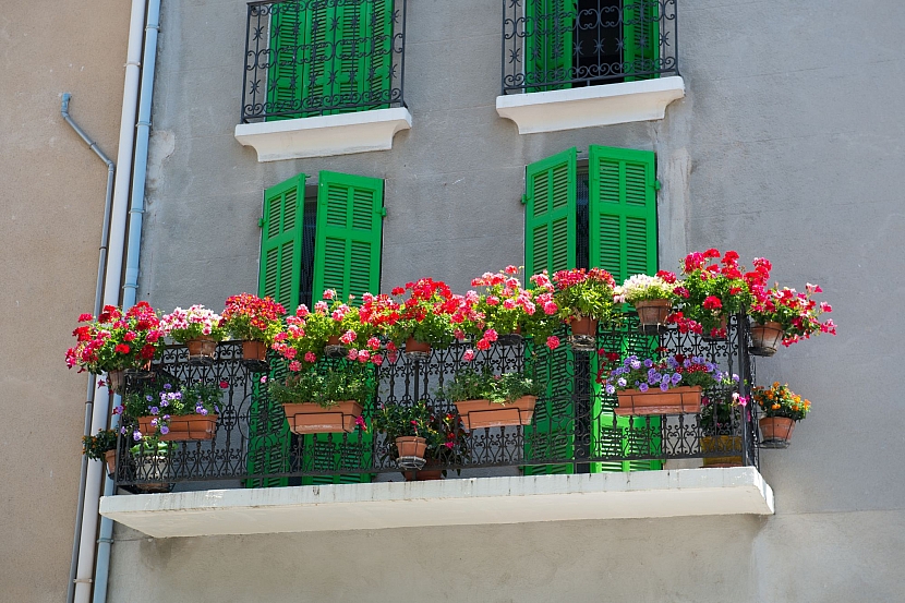 Balkony nejlépe ozdobíme záplavou květin v zářivých barvách (Zdroj: Depositphotos)