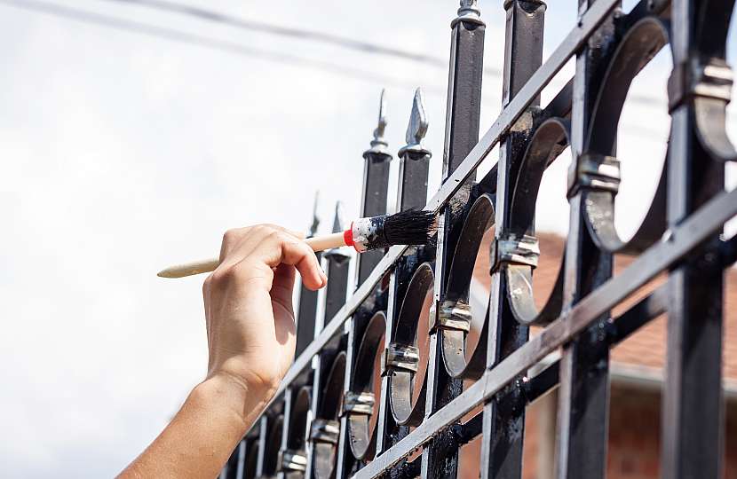 Pro renovaci kovového plotu volte vhodný nátěr