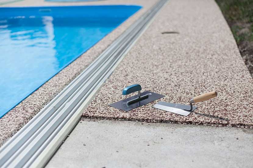 Konečné úpravy okolo bazénu vyžadují i dlažbu a případně zapuštěnou drážku pro zastřešení