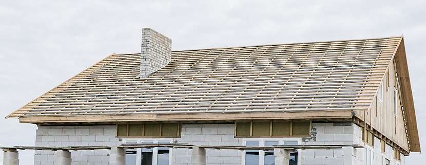 Při pokládce bitumenových desek nepodceňujte základní kostru střechy