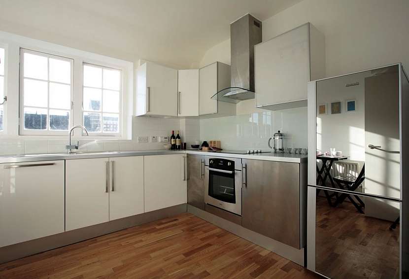 Nerezové spotřebiče vypadají v malé kuchyni překrásně.