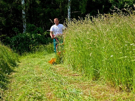 Stroje do vysoké trávy - křovinořezy a bubnovky