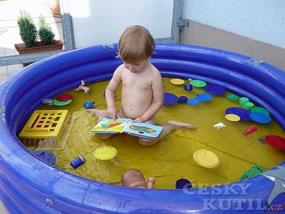 Trhlinu v dětském bazénu či matraci zacelí opravná páska