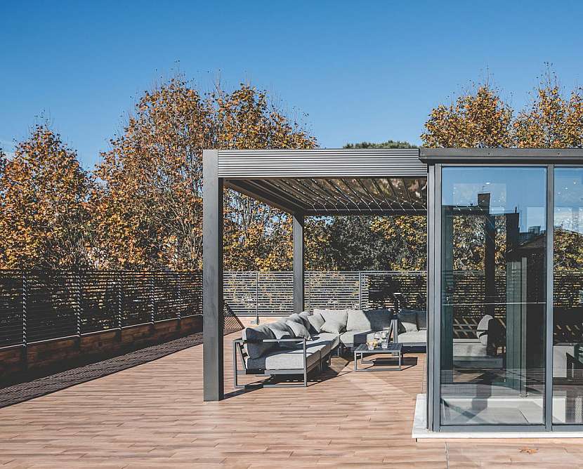 Střešní terasa, jejíž velkou část zabírá pergola s bioklimatickým zastřešením. Pod ní se vešel letní obývací pokoj s jídelnou.