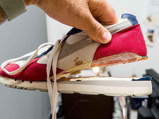 Malou opravu rozlepené obuvi zvládnete hravě sami (Zdroj: Depositphotos (https://cz.depositphotos.com))