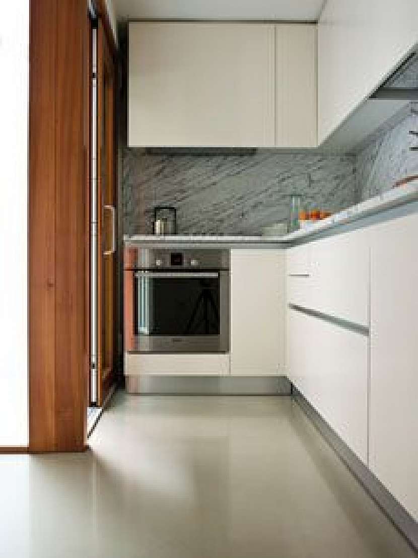 I v úzké kuchyni se dá dobře a pohodlně vařit, když je správně uspořádaná.