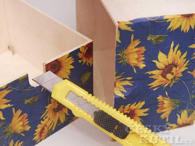 Výtvarná technika dekupáž – zdobení dřevěné truhličky