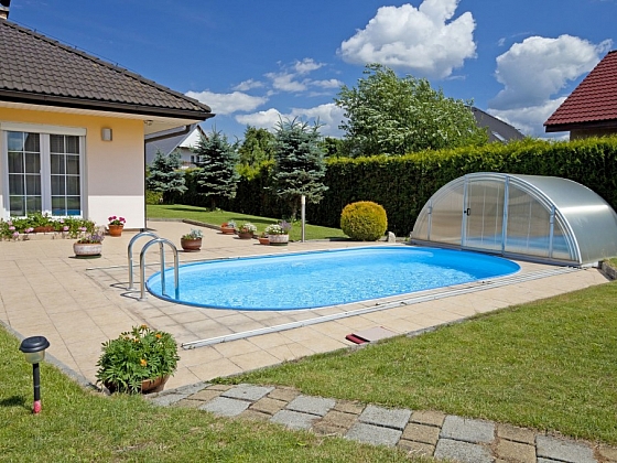 Umístění bazénu na zahradě