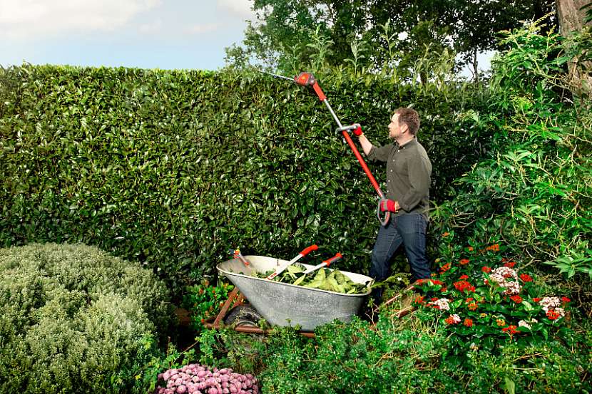 Protože je na zahradě vždy spousta práce, měli byste se vybavit nářadím, které vám ji usnadní