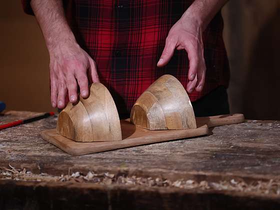 Originální závěsná polička na drobnosti ze starého kuchyňského prkénka a dřevěné misky