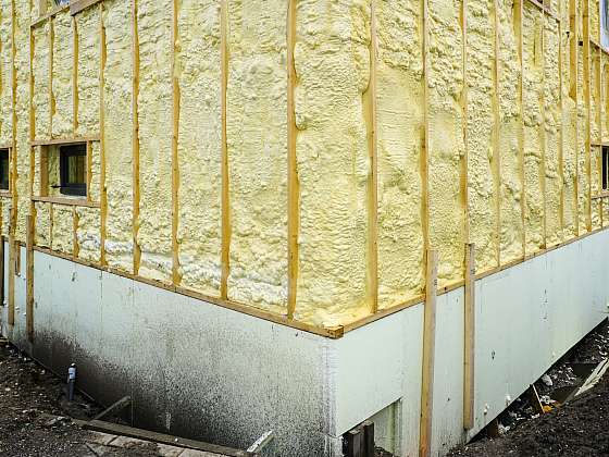 Stříkaná izolace se používá hlavně ve stavebnictví, kde se uplatňuje jako izolace pro střechy, stěny a podlahy