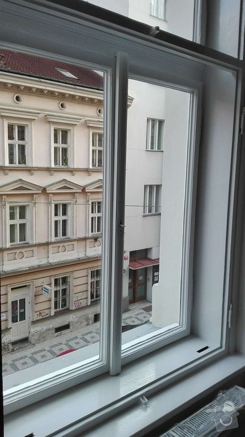 Hermeticky uzavřené místnosti napomáhají kondenzaci par a vlhkosti na oknech
