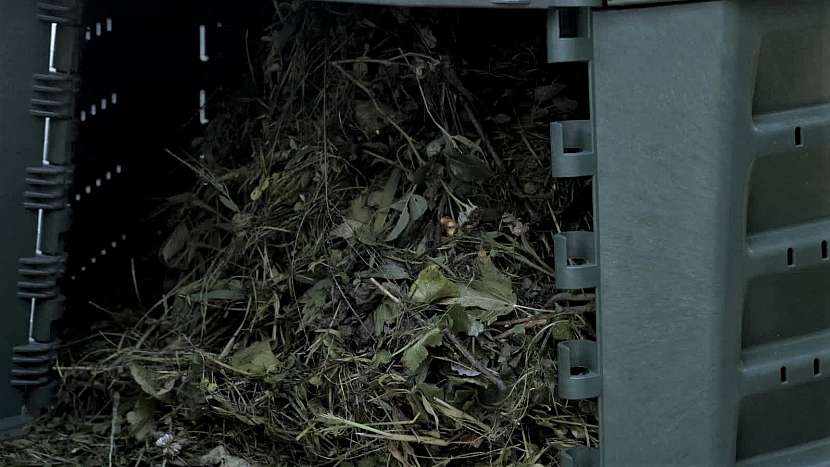 Spodní dvířka kompostéru slouží k odebírání kompostu