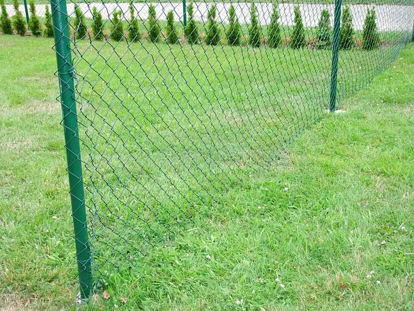 Jak ukotvit plot do země?