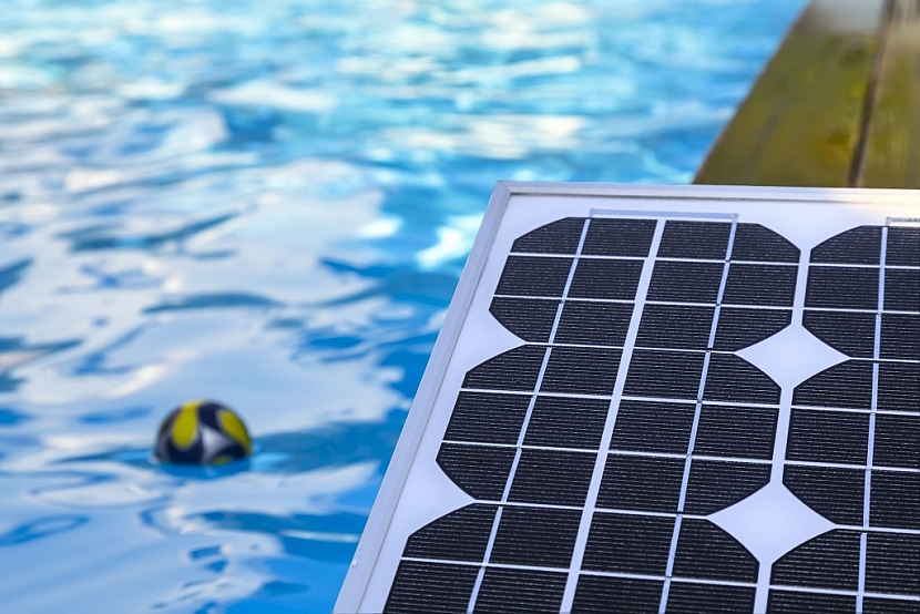 Užijte si bazén déle se solárními ohřevy