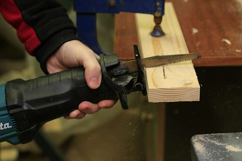 Ať už řežete dřevo nebo kov, opěrná patka se musí vždycky dotýkat materiálu