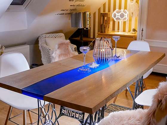 Stůl vylitý pryskyřicí si můžete vyrobit doma (Zdroj: Prima DOMA MEDIA, s.r.o.)