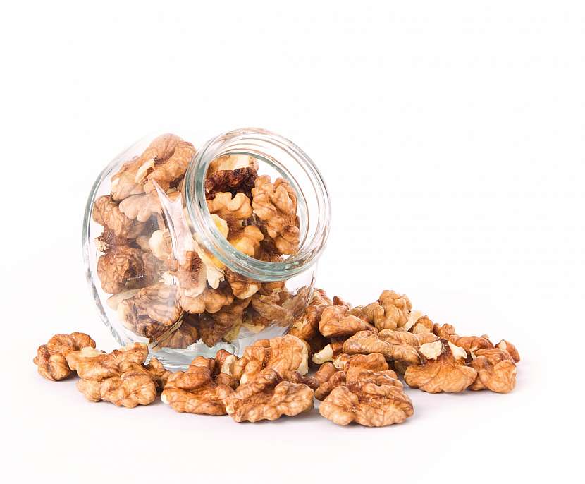 Usušená jádra vlašských ořechů můžete uložit i do čisté sklenice s uzávěrem