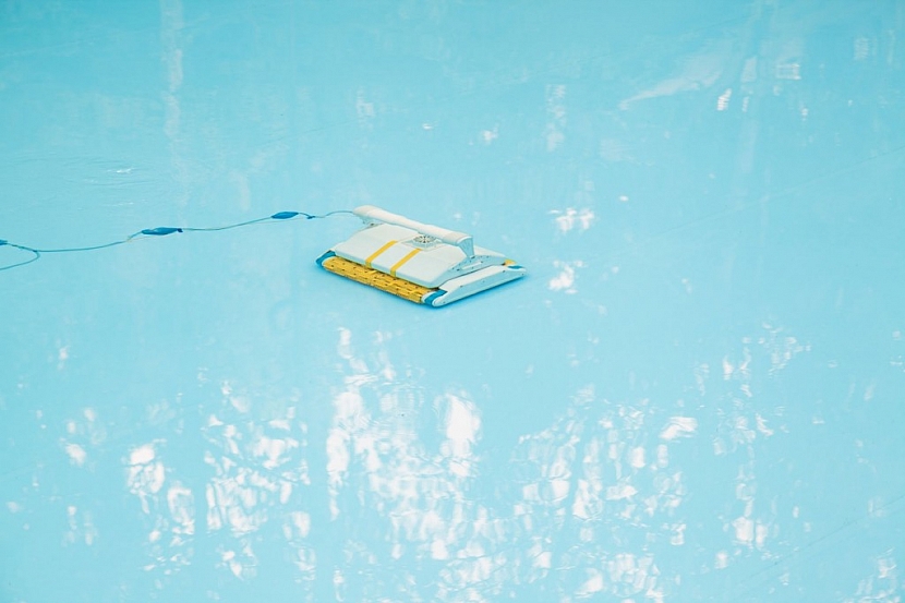 Automatický bazénový vysavač čistí dno bazénu