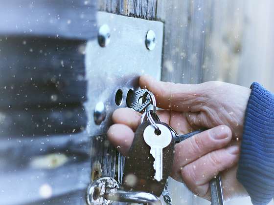 Zamrzlý zámek může v zimních měsících dokáže potrápit i obyvatele panelových domů (Zdroj: Depositphotos (https://cz.depositphotos.com))