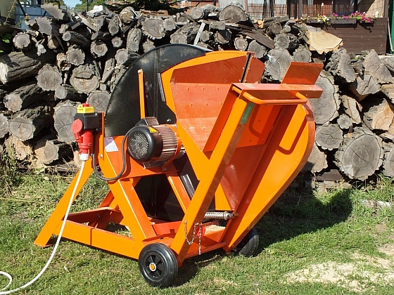 Dřevo na zimu s okružní pilou Powersaw LCS 700