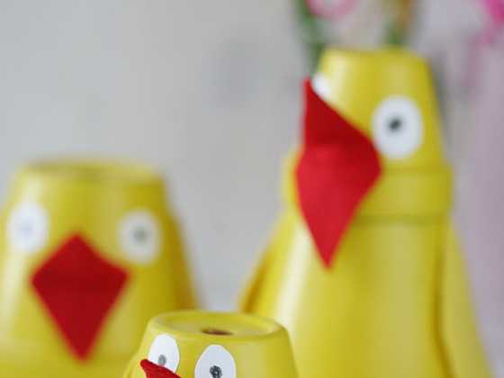 Chcete si vyrobit dekoraci v podobě jarních kuřátek? Máme pro vás hned několik návodů na jejich výrobu v různých podobách. Ideální jako aktivita pro děti! (Zdroj: Dekor)