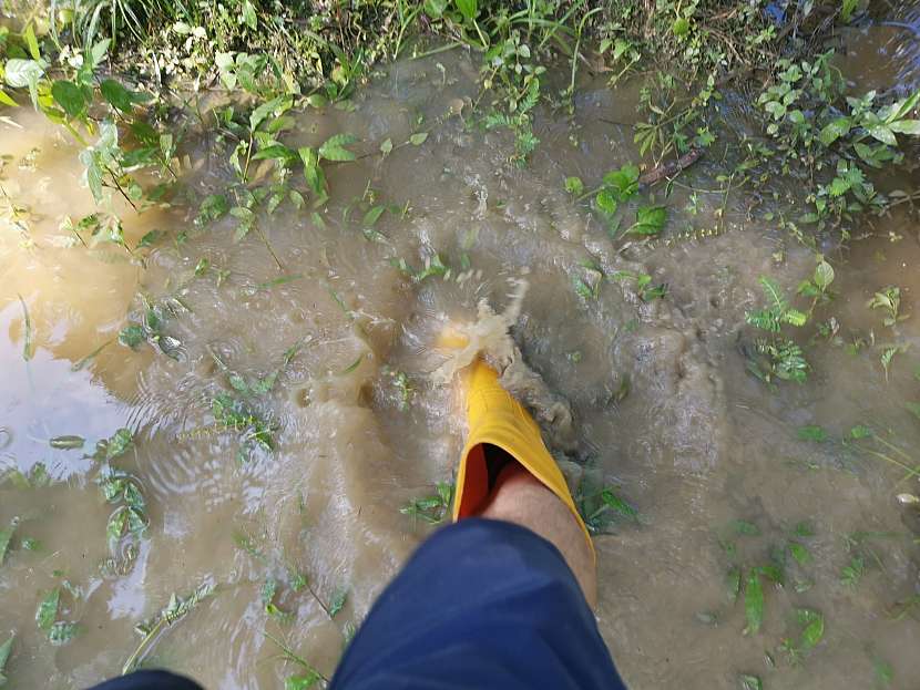 Před odčerpáním počkejte, až opadne hladina spodní vody 