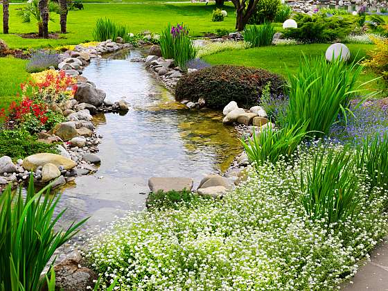 Potok na zahradě si můžete vybudovat i vy (Zdroj: Depositphotos (https://cz.depositphotos.com))