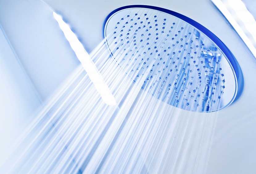Sprchová hlavice se myje obtížně, zvláště pokud je vodní kámen již usazen. Použijte ocet a igelitový sáček. (Zdroj: Depositphotos)