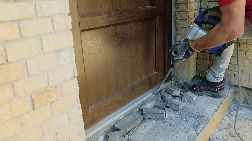 Okolo dveří bude potřeba vybourat starý beton