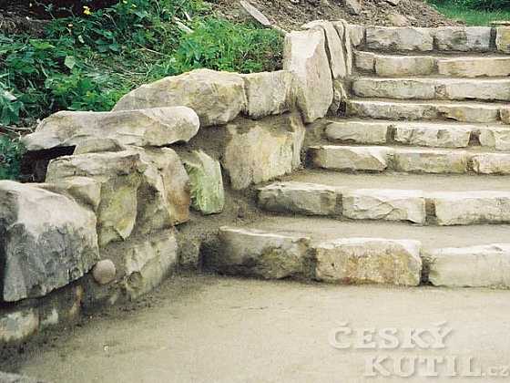 Vosková emulze Horsemen StoneCare ochrání kámen i fasádu před řasami