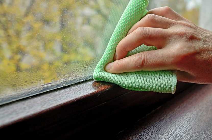 Pokud se vám doma ve zvýšené míře rosí okna, pak kondenzát vždy otřete do sucha