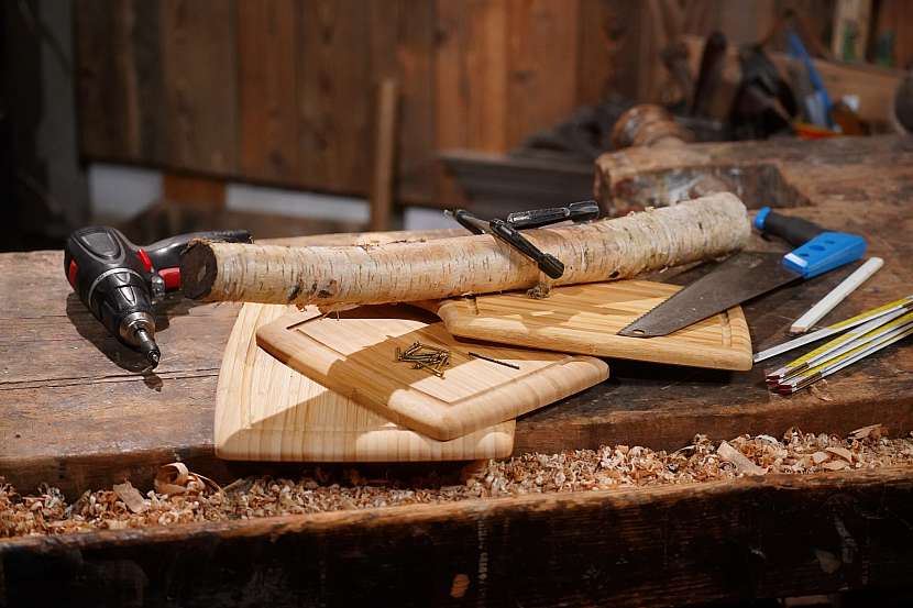 Připravte si dřevěná prkénka, tlustší větev a vruty do dřeva